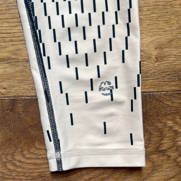 Carbon 38 Gradient Navy and Cream Leggings - Picture 6 of 6